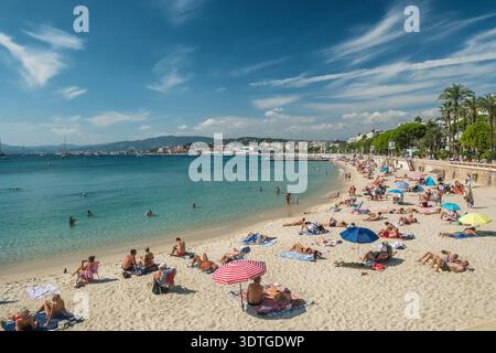 Plage de sable bondée à Cannes sur la Côte d'Azur Banque D'Images
