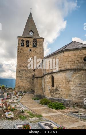Église historique en pierre et cimetière dans le village de Garos Catalogne Espagne Banque D'Images