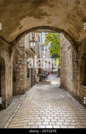Étroite Archway en pierre et ruelle pavée à Saint-Paul-de-Vence Banque D'Images