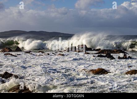Puissantes vagues de l'Atlantique s'écrasant sur le rivage rocheux de la péninsule d'Inishowen, comté de Donegal, Irlande. Banque D'Images