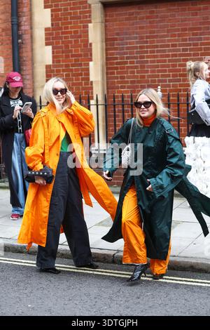 Londres, Angleterre, Royaume-Uni. 21 février 2026. La London Fashion week a lieu à Londres du 19 au 23 février 2026. Les influenceurs de la mode posent pour les photographes avant le défilé Toga AW 2026. (Crédit image : © Marina Takimoto/ZUMA Press Wire) USAGE ÉDITORIAL SEULEMENT ! Non destiné à UN USAGE commercial ! Banque D'Images