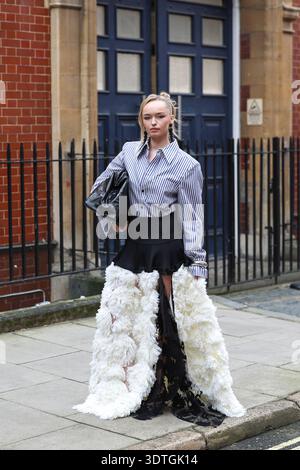 Londres, Angleterre, Royaume-Uni. 21 février 2026. La London Fashion week a lieu à Londres du 19 au 23 février 2026. Les influenceurs de la mode posent pour les photographes avant le défilé Toga AW 2026. (Crédit image : © Marina Takimoto/ZUMA Press Wire) USAGE ÉDITORIAL SEULEMENT ! Non destiné à UN USAGE commercial ! Banque D'Images