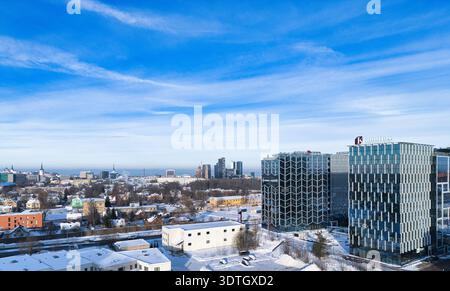 Quartier des affaires moderne de Tallinn et horizon urbain hivernal Banque D'Images