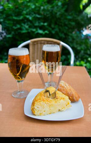 Apéritif espagnol : pincho de tortilla et deux verres de bière dans une terrasse. Banque D'Images