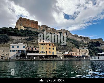 Port et centre ville de Bonifacio sur la pointe sud de la côte méditerranéenne Corse, photographiés depuis l'eau en été. Banque D'Images