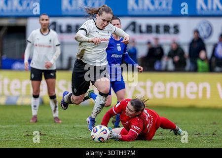 De gauche à droite : Mia Giesen (Borussia Mönchengladbach, 19) place le ballon devant Isabel Rutishauser (gardienne de but, SV Meppen, 28), dans un duel, un concours, DYNAMIQUE, ACTION, SCÈNE DE JEU, LES DIRECTIVES DFB INTERDISENT TOUTE UTILISATION DE PHOTOS COMME DES IMAGES DE SÉQUENCE ET/OU DE TYPE VIDÉO Banque D'Images