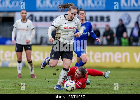 De gauche à droite : Mia Giesen (Borussia Mönchengladbach, 19) place le ballon devant Isabel Rutishauser (gardienne de but, SV Meppen, 28), dans un duel, un concours, DYNAMIQUE, ACTION, SCÈNE DE JEU, LA RÉGLEMENTATION DFB INTERDIT TOUTE UTILISATION DE PHOTOGRAPHIES COMME IMAGES DE SÉQUENCES ET/OU VIDÉO Banque D'Images