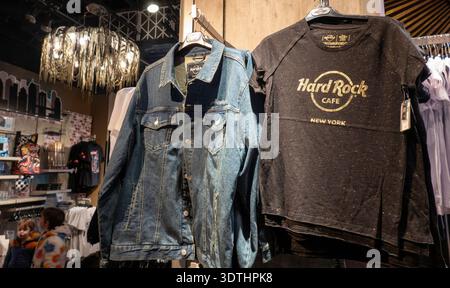 The Rock Shop est la boutique de cadeaux Hard Rock cafés située à Times Square, 2026, New York City, États-Unis Banque D'Images