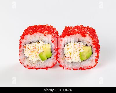 Gros plan de deux rouleaux californiens au crabe, à l'avocat et au tobiko rouge vif. Photo alimentaire minimaliste avec un éclairage lumineux sur fond blanc. Idéal f Banque D'Images