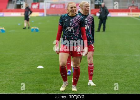St Helens, Royaume-Uni, 22 février 2026 : Ceri Holland de Liverpool (à gauche) et la capitaine Grace Fisk s’échauffent devant Liverpool Women vs Everton Women dans l’Adobe FA Cup au BrewDog Stadium, Adam Edwards/Alamy Live News Banque D'Images