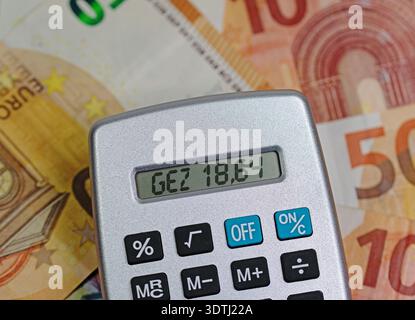 Calculatrice de poche avec le mot “GEZ” sur l’écran Banque D'Images