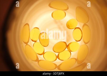 Capsules d'huile de poisson Golden Omega 3 en bouteille en plastique transparent Banque D'Images