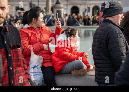 LONDRES, Royaume-Uni - 22 FÉVRIER 2026 : les participants et les foules prennent part à la parade annuelle du nouvel an chinois dans le centre de Londres pour célébrer l'année du cheval. Organisé par la London Chinatown Chinese Association (LCCA), l'événement présente des danses traditionnelles du dragon, des artistes et des expositions festives à travers Chinatown et Trafalgar Square. (Photo de Joseph Lockley) crédit : Joseph Lockley/Alamy Live News Banque D'Images