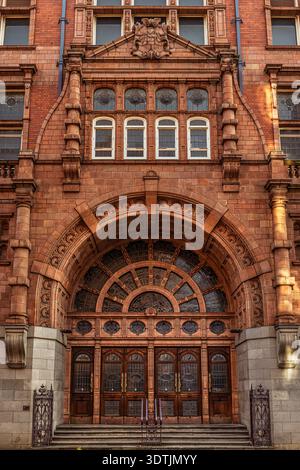 Grand portail d'entrée, Sackville Street Building, Université de Manchester. Arche victorienne ornée en terre cuite avec étincelle en verre teinté. Banque D'Images