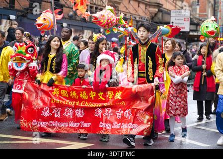 Parade du nouvel an chinois célébrant l'année du cheval. Les gens souriant et célébrant dans la rue. Londres - 22 février 2026 Banque D'Images