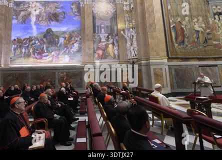 Rome, Italie. 22 février 2026. Le pape Léon XIV assiste aux exercices spirituels du Carême le 22 février 2026 dans la chapelle Paolina au Vatican, en présence de cardinaux résidant à Rome, en Italie, et de chefs de dicastères. Photo de (EV) Simone Risoluti/ Vatican Media/ABACAPRESS.COM crédit : Abaca Press/Alamy Live News Banque D'Images