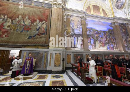 Rome, Italie. 22 février 2026. Le pape Léon XIV assiste aux exercices spirituels du Carême le 22 février 2026 dans la chapelle Paolina au Vatican, en présence de cardinaux résidant à Rome, en Italie, et de chefs de dicastères. Photo de (EV) Simone Risoluti/ Vatican Media/ABACAPRESS.COM crédit : Abaca Press/Alamy Live News Banque D'Images