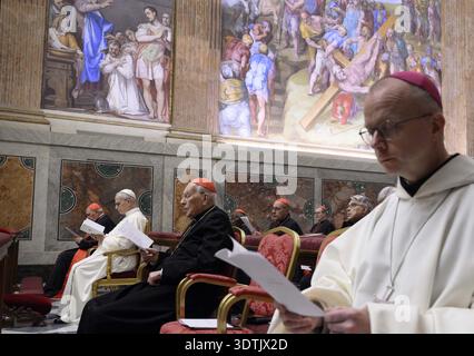 Rome, Italie. 22 février 2026. Le pape Léon XIV assiste aux exercices spirituels du Carême le 22 février 2026 dans la chapelle Paolina au Vatican, en présence de cardinaux résidant à Rome, en Italie, et de chefs de dicastères. Photo de (EV) Simone Risoluti/ Vatican Media/ABACAPRESS.COM crédit : Abaca Press/Alamy Live News Banque D'Images