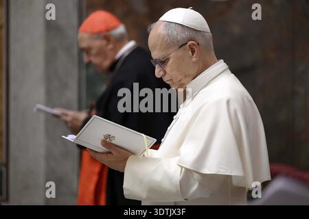 Rome, Italie. 22 février 2026. Le pape Léon XIV assiste aux exercices spirituels du Carême le 22 février 2026 dans la chapelle Paolina au Vatican, en présence de cardinaux résidant à Rome, en Italie, et de chefs de dicastères. Photo de (EV) Simone Risoluti/ Vatican Media/ABACAPRESS.COM crédit : Abaca Press/Alamy Live News Banque D'Images