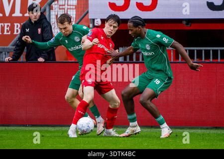 Sondre Orjasaeter du FC Twente et Tyrique Mercera du FC Groningen et Jorg Schreuders du FC Groningen se battent pour le ballon lors du match néerlandais Eredivisie entre le FC Twente et le FC Groningen au stade de Grolsch Veste le 22 février 2026 à Enschede, pays-Bas. (Crédit : Grid Brinkerhof/MTB-photo/Alamy Live News) Banque D'Images