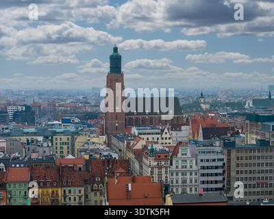 Vue aérienne de Wroclaw avec l'église Élisabeth au-dessus de Market Square Banque D'Images