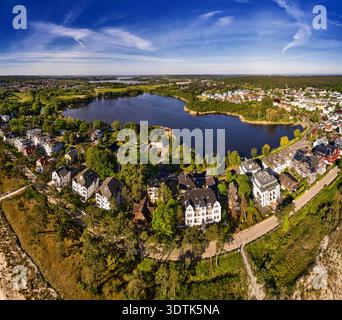 Un vaste panorama aérien met en valeur la pittoresque station balnéaire de Bansin sur l'île d'Usedom, en Allemagne. Les eaux bleues profondes de Schmachter See (lac S Banque D'Images