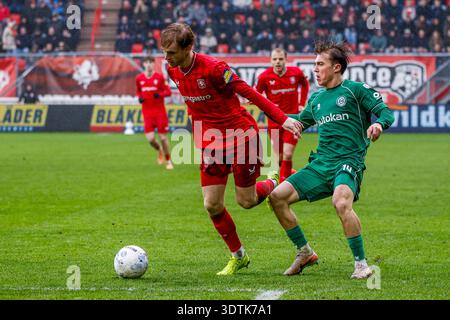 Tapis Rots du FC Twente et Jorg Schreuders du FC Groningen se battent pour le ballon lors du match néerlandais Eredivisie entre le FC Twente et le FC Groningen au stade de Grolsch Veste le 22 février 2026 à Enschede, aux pays-Bas. (Crédit : Grid Brinkerhof/MTB-photo/Alamy Live News) Banque D'Images