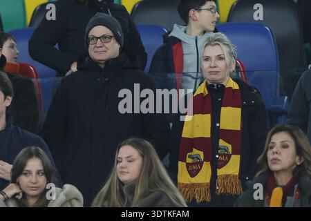 Rome, Italie. 22 février 2026. Rome, Italie - 22 février 2026 : Roberto Gualtieri avec son partenaire dans les tribunes pour assister au match de Serie A Enilive 2025-2026 EN TANT QUE Roma vs US Cremonese au Stadio Olimpico à Rome crédit : Agence photo indépendante/Alamy Live News Banque D'Images