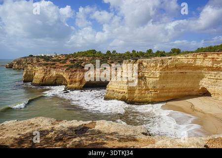 Arco da Praia da Corredoura et Praia da Corredoura en Algarve, Portugal Banque D'Images