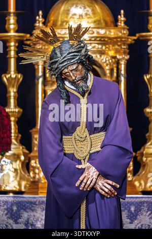 La statue vénérée du Christ de Gran Poder exposée pour la vénération besamanos publique pendant la semaine Sainte à Séville, Andalousie, Espagne, jours avant le bon F. Banque D'Images