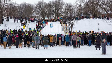 Panorama des résidents et des artistes participant au rassemblement de traîneau artistique Powderhorn Park de janvier à Minneapolis, Minnesota. Les traîneaux avaient de la créativité, de la peinture Banque D'Images