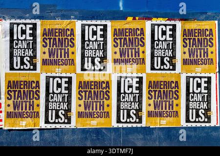 Panneaux et affiches pendant les raids de l'Immigration and Customs Enforcement (ICE) à Minneapolis, Minnesota, janvier 2026. Les affiches indiquent : « Ice Ca Banque D'Images