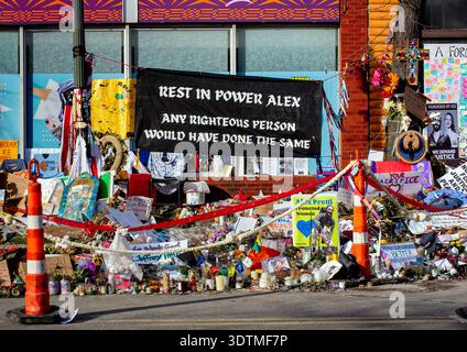 Le mémorial à Alex Pretti qui a été abattu par deux agents des douanes et de la protection des frontières des États-Unis le 24 janvier 2026 à Minneapolis, Minnesota Banque D'Images