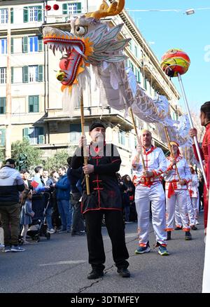 Rome, Italie. 22 février 2026. Les gens jouent la danse du dragon lors d'un défilé du nouvel an chinois à Rome, Italie, le 22 février 2026. Crédit : ELISA Lingria/Xinhua/Alamy Live News Banque D'Images