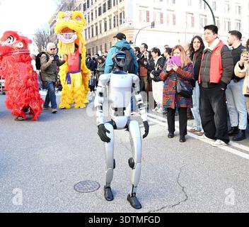 Rome, Italie. 22 février 2026. Un robot se produit lors d'un défilé du nouvel an chinois à Rome, en Italie, le 22 février 2026. Crédit : ELISA Lingria/Xinhua/Alamy Live News Banque D'Images