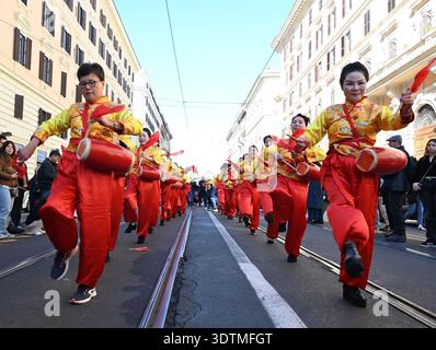 Rome, Italie. 22 février 2026. Les femmes jouent de la danse du tambour lors d'un défilé du nouvel an chinois à Rome, Italie, le 22 février 2026. Crédit : ELISA Lingria/Xinhua/Alamy Live News Banque D'Images
