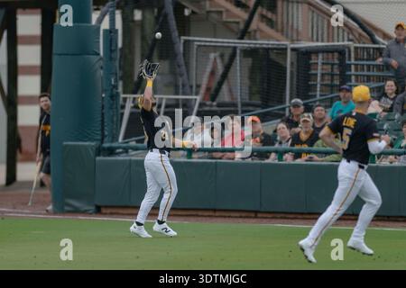 Bradenton, FL : Dominic Fletcher (26), le rival des Pirates de Pittsburgh, attrape une boule de mouche de la batte du rival des Rays de Tampa Bay Ryan Vilade (26) lors d'un match d'entraînement de printemps de la MLB le dimanche 22 février 2026 au LECOM Park. Les Pirates ont battu les rayons 7-4. (Kim Hukari/image du sport) Banque D'Images