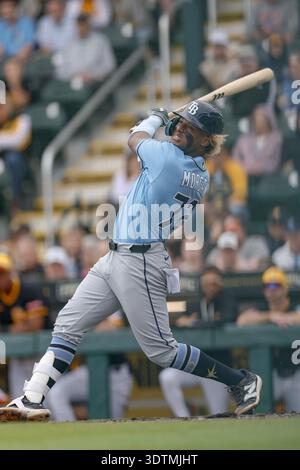 Bradenton, FL : le premier joueur de base des Rays de Tampa Bay, Tre' Morgan (72), s'envole pour le terrain droit des Pirates de Pittsburgh, Dominic Fletcher (26), lors d'un match d'entraînement de pré-saison de la MLB, le dimanche 22 février 2026 au LECOM Park. Les Pirates ont battu les rayons 7-4. (Kim Hukari/image du sport) Banque D'Images