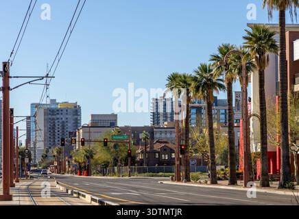 Phoenix, Arizona - 4 février 2026 : Central Avenue près de McDowell Road dans le centre-ville de Phoenix, Arizona Banque D'Images