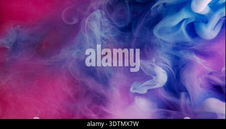 Mélange d'eau de fumée. Texture vapeur de peinture. Flou rose violet bleu couleur splash fumée pigment scintillant vapeur de nuage de paillettes se répandant sur fond sous-marin abstrait. Banque D'Images