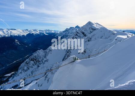 Un sommet de montagne majestueux avec un ciel bleu clair au-dessus et des pentes enneigées en dessous. La vaste étendue de neige et le terrain accidenté offre un emplacement idéal pour Banque D'Images