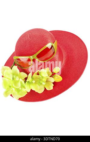 Chapeau d'été de femme de paille rouge avec des fleurs d'orchidée et des lunettes de soleil modernes isolés sur fond blanc Banque D'Images