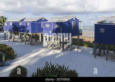 Des cabanas typiques de plage en bois sur pilotis, appelées 'Cabanas', à la plage de Caye Caulker, Belize Banque D'Images