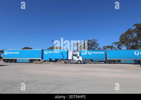 Camion de train routier StarTrack avec plusieurs remorques garées en Australie. Image éditoriale transport et logistique. Banque D'Images
