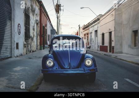 Merida, Yucatan, Mexique - 20 novembre 2018 : le vieux coléoptère bleu Volkswagen dans les rues coloniales au coucher du soleil Banque D'Images