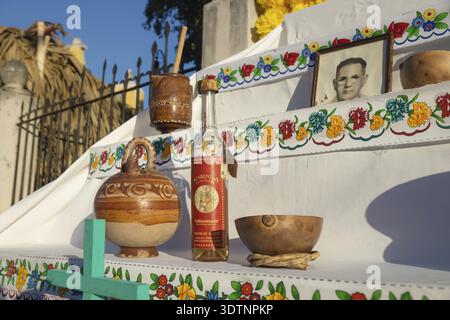 Merida, Mexique - 31 octobre 2018 : autel traditionnel pour le jour des morts, dia de los muertos avec terre cuite maya et photo de la défunte Banque D'Images