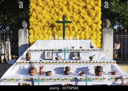 Merida, Mexique - 31 octobre 2018 : Fleur autel avec croix et les offrandes pour le Jour des morts, tradition pour dia de los muertos en Calle 66 Banque D'Images