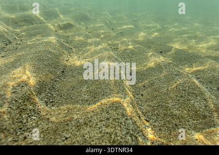 Fond marin peu profond, dunes de sable éclairées par le soleil. Fond marin abstrait, Lapta, Chypre Banque D'Images