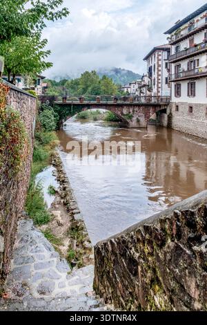 Pont de pierre historique de Txokoto sur la rivière Baztan à Elizondo, Navarra, Espagne, maisons traditionnelles Banque D'Images