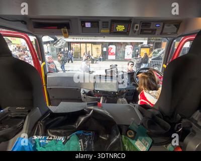 Londres, Royaume-Uni. 22 février 2026. Un jeune visiteur est assis dans la cabine du conducteur d'un moteur des pompiers de Londres pendant la journée portes ouvertes de la caserne de pompiers de Soho. Organisé chaque année parallèlement aux célébrations du nouvel an chinois à Chinatown, l'événement permet à la communauté de dialoguer avec les services d'urgence et d'explorer les véhicules de première ligne au milieu de l'année des festivités du cheval de feu. Crédit : Glosszoom/Alamy Live News Banque D'Images